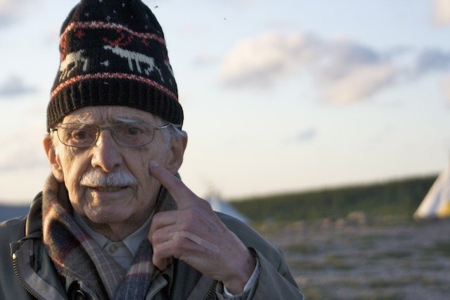 Louis-Edmond Hamelin, coiffé d’une tuque ornée de caribous, au campement du Mushuau-nipi